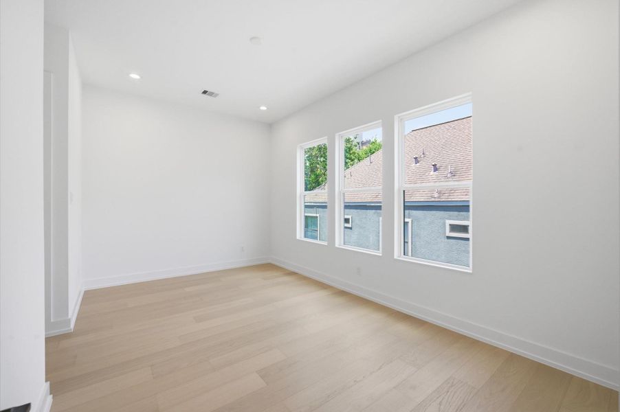 Spacious, unfurnished interior of a new home in , Houston (Image 23).