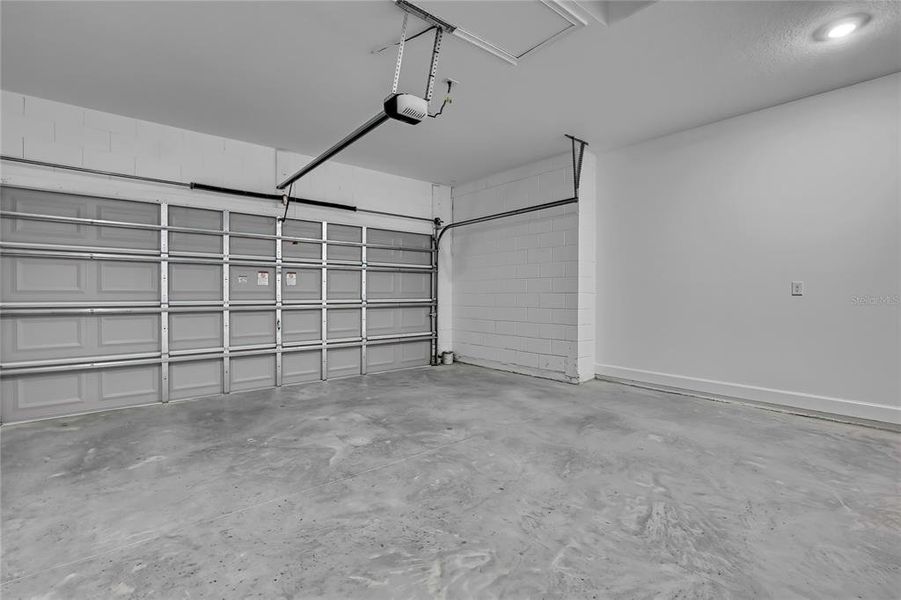 Spacious, unfurnished interior of a new home in , Weeki Wachee (Image 21).