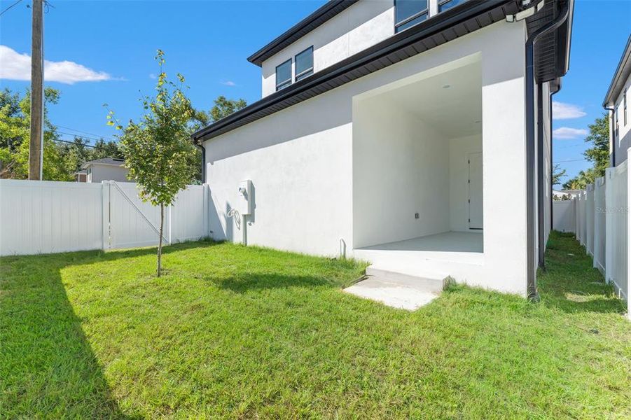 Exterior details and patio area of a home in , Tampa (Image 1).