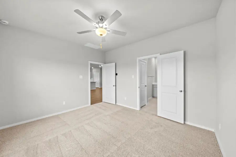 Spacious, unfurnished interior of a new home in Laurel Landing, Alvin (Image 15).