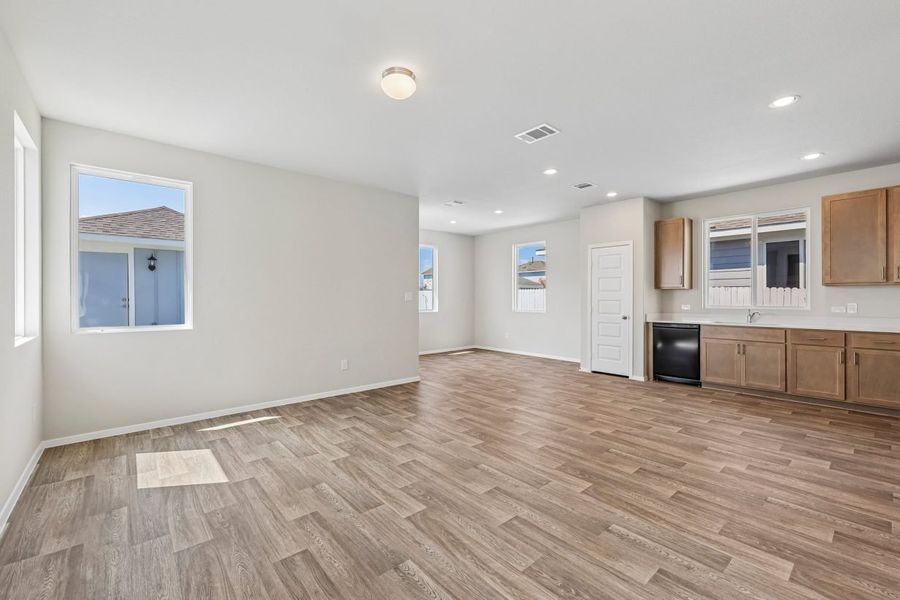 Spacious, unfurnished interior of a new home in Harvest Ridge, Elgin (Image 15).