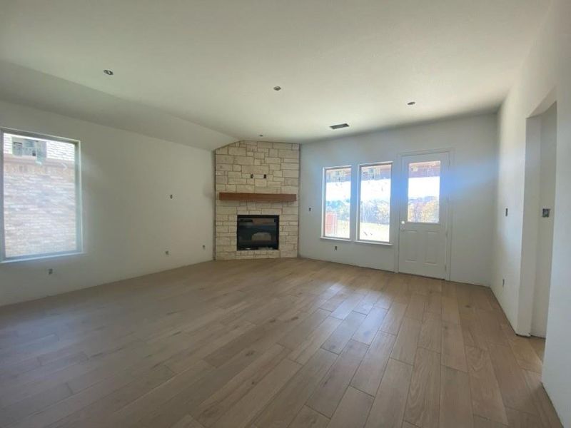 Spacious, unfurnished interior of a new home in Morningstar, Aledo (Image 5).