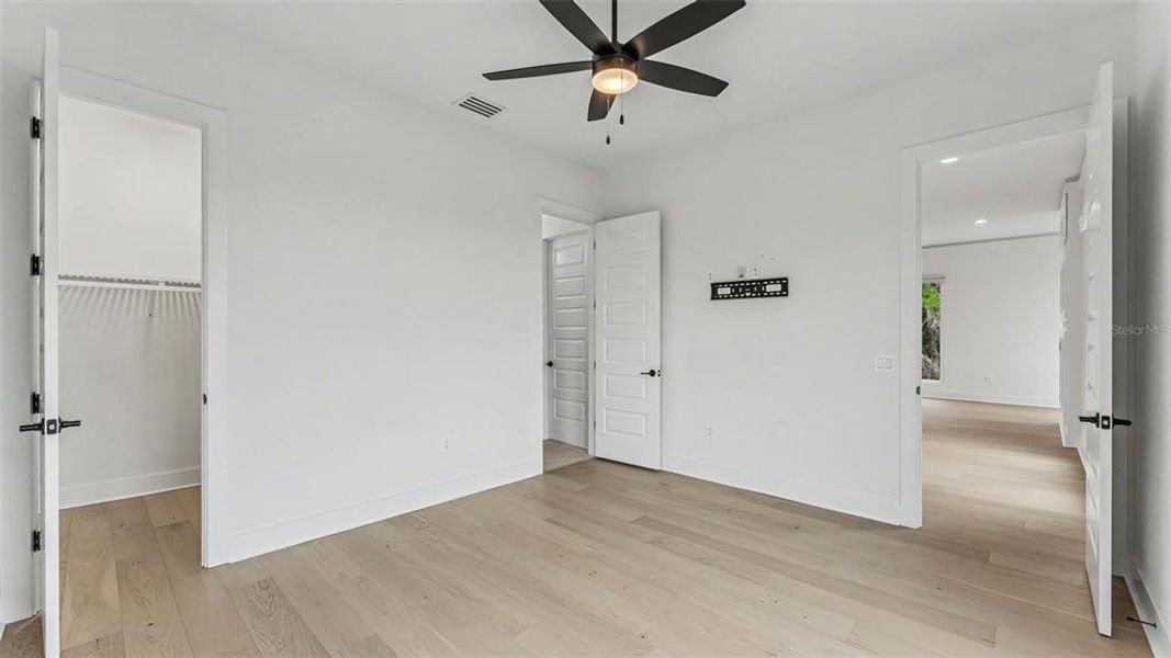 Spacious, unfurnished interior of a new home in , Lakeland (Image 43).