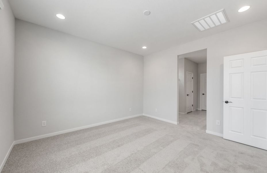 Spacious, unfurnished interior of a new home in Blossom Rock, Apache Junction (Image 20).
