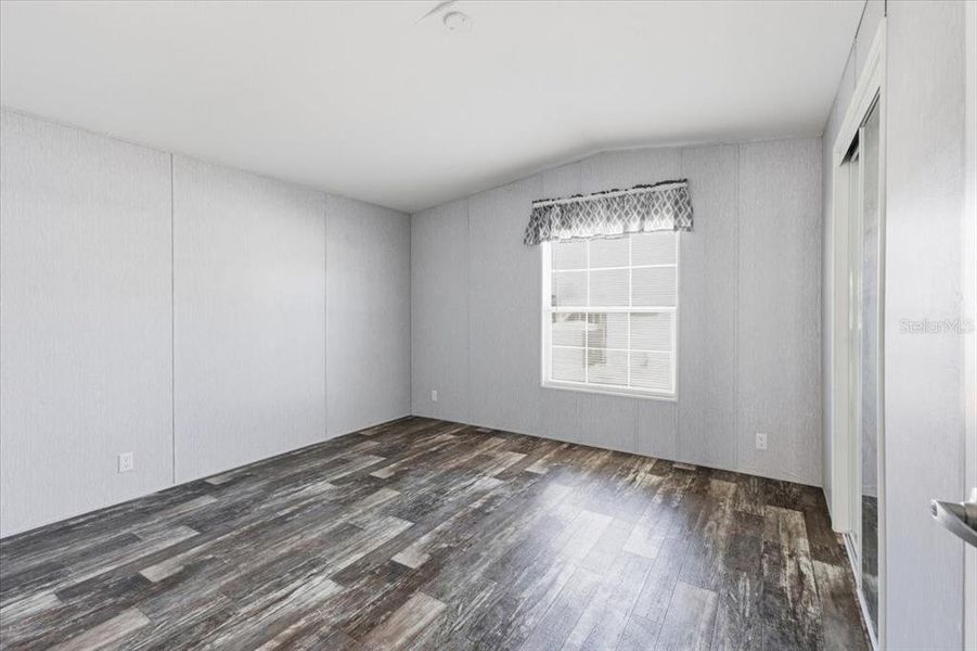 Spacious, unfurnished interior of a new home in , Englewood (Image 14).