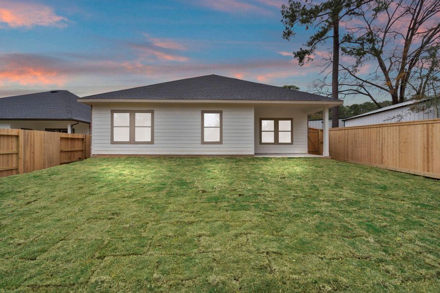 Exterior details and patio area of a home in Westridge Cove 40', Conroe (Image 3).
