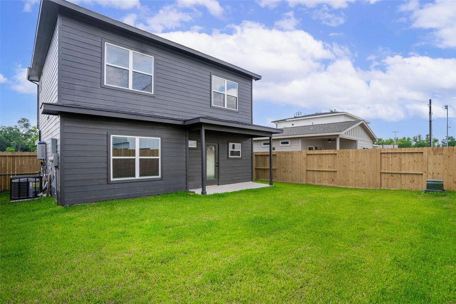 Exterior details and patio area of a home in Avenue Park, Houston (Image 3).
