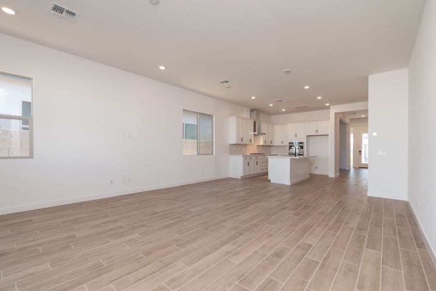 Spacious, unfurnished interior of a new home in Soleo, San Tan Valley (Image 8).