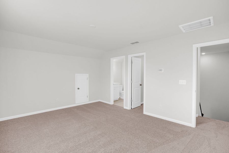 Spacious, unfurnished interior of a new home in Carriage Estates, Lexington (Image 14).