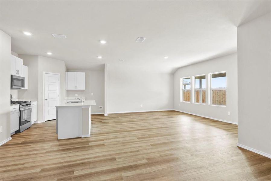 Spacious, unfurnished interior of a new home in Sunnycreek, Crowley (Image 24).