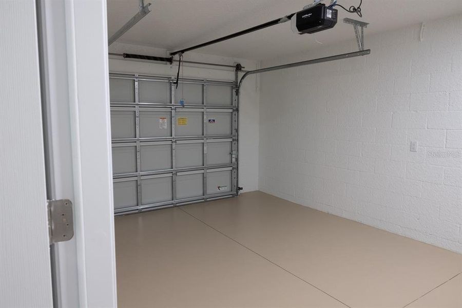 Spacious, unfurnished interior of a new home in , Citrus Springs (Image 30).