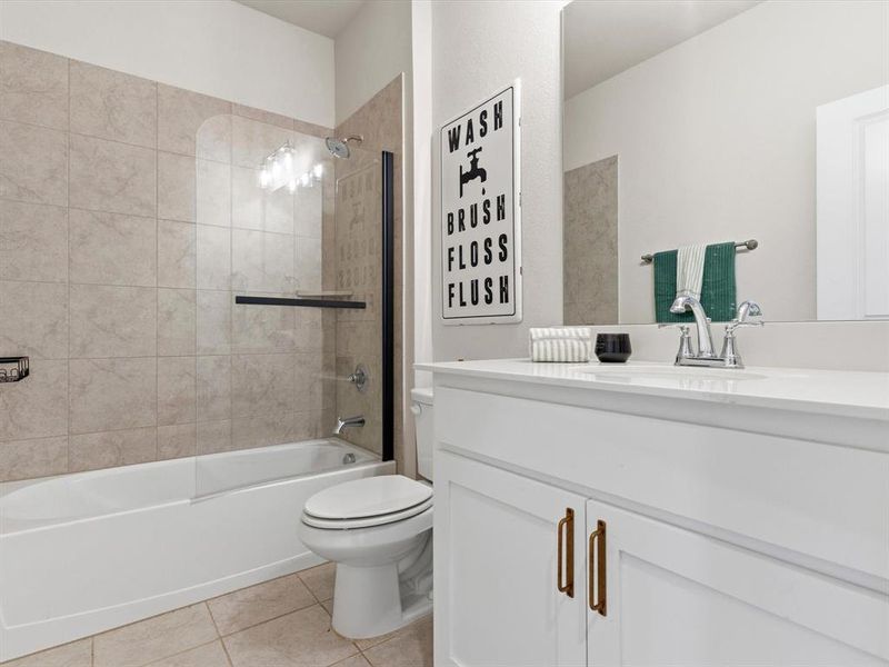 Full secondary bathroom with functional layout and modern finishes.