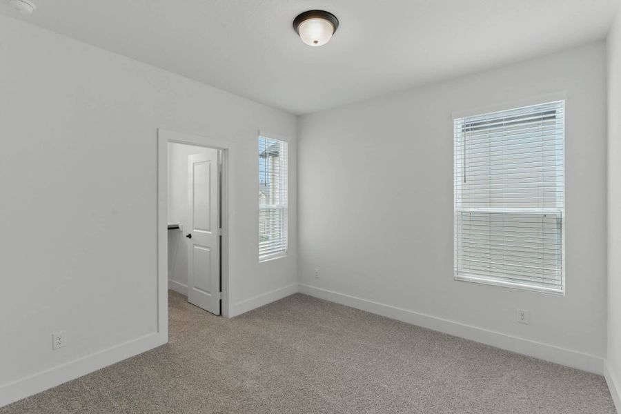 Spacious, unfurnished interior of a new home in Rose Hill, San Antonio (Image 26).