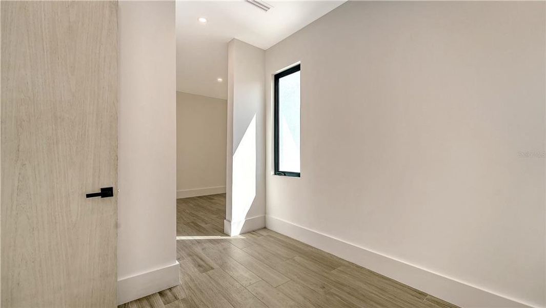 Spacious, unfurnished interior of a new home in , Sarasota (Image 44).