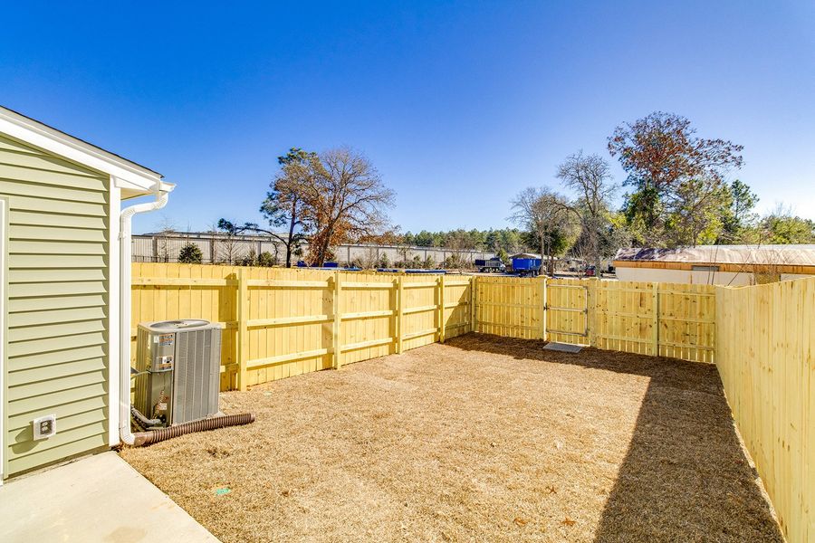 Exterior details and patio area of a home in Astoria, Columbia (Image 18).