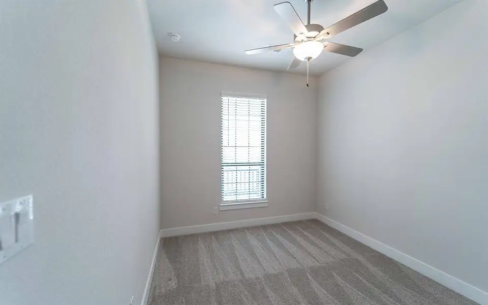 Spacious, unfurnished interior of a new home in Heath Golf & Yacht Club, Forney (Image 12).