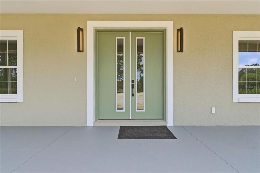 Exterior details and patio area of a home in , Dunnellon (Image 28).