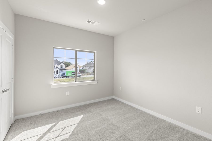 Spacious, unfurnished interior of a new home in Wildridge, Oak Point (Image 25).