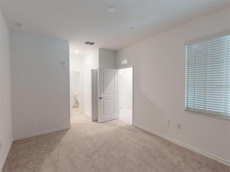 Spacious, unfurnished interior of a new home in , Venice (Image 25).