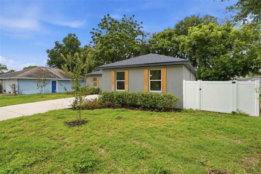 Exterior details and patio area of a home in , Altamonte Springs (Image 4).