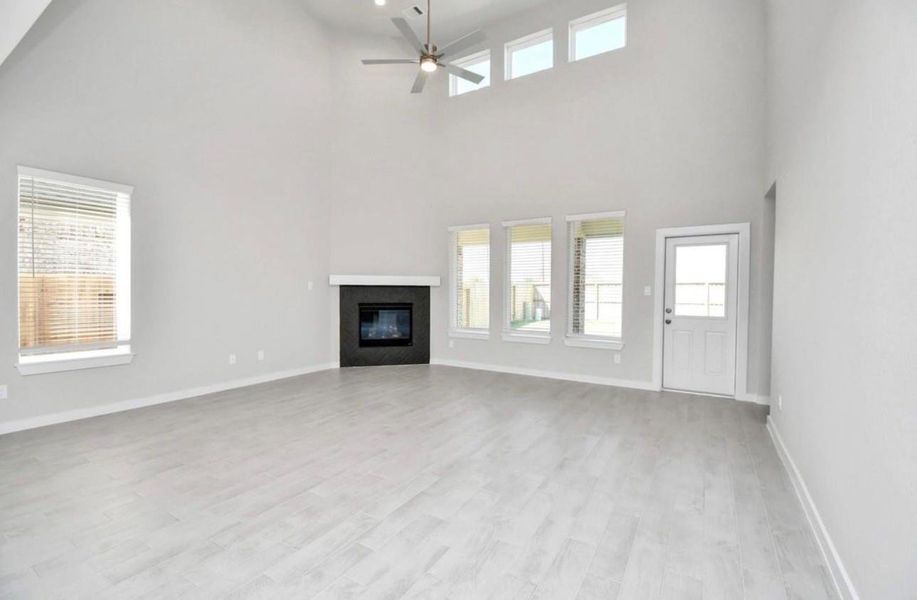 Spacious, unfurnished interior of a new home in Telge Ranch, Cypress (Image 33).