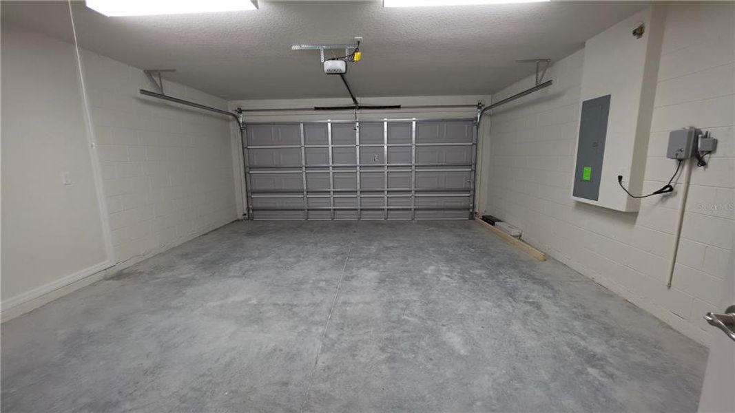 Spacious, unfurnished interior of a new home in , Citrus Springs (Image 21).