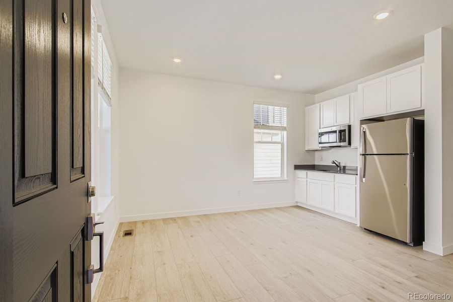 Spacious, unfurnished interior of a new home in Ken-Caryl Ranch, Littleton (Image 8).