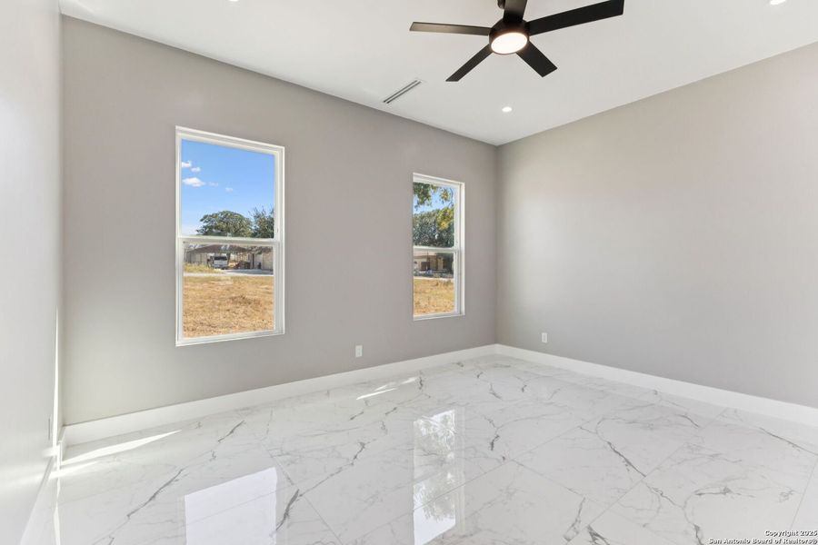 Spacious, unfurnished interior of a new home in , La Vernia (Image 47).