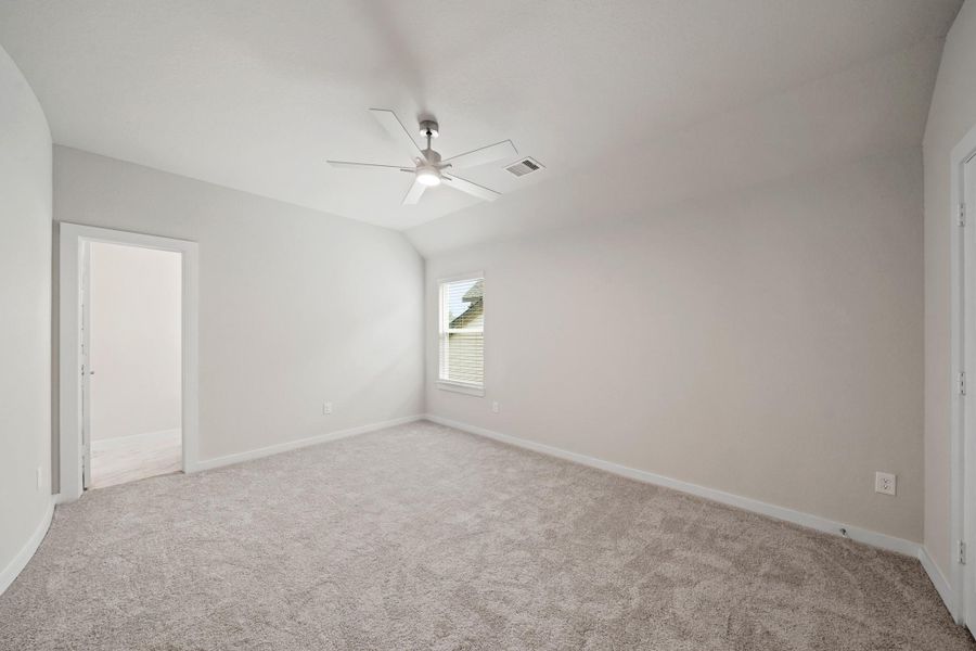 Spacious, unfurnished interior of a new home in Barton Creek Ranch, Conroe (Image 10).