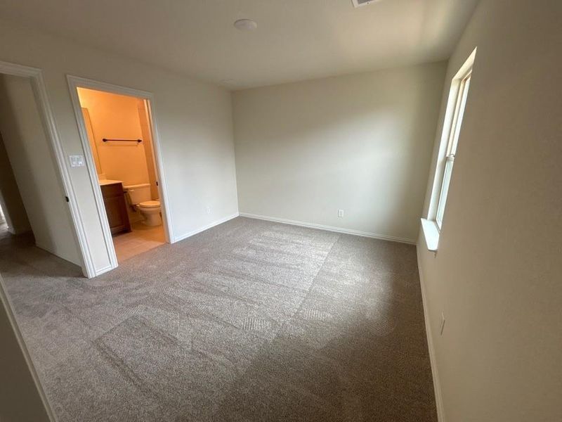 Spacious, unfurnished interior of a new home in Waterford Park, Weatherford (Image 13).