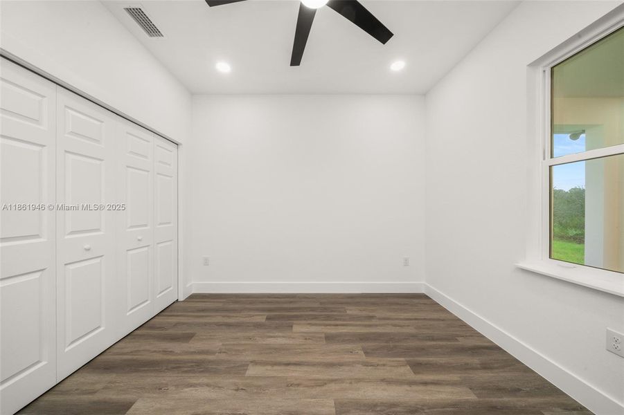 Spacious, unfurnished interior of a new home in , Sebring (Image 18).