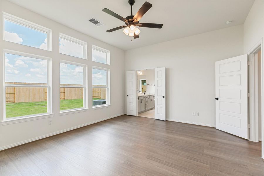 Spacious, unfurnished interior of a new home in Creekhaven, Iowa Colony (Image 31).