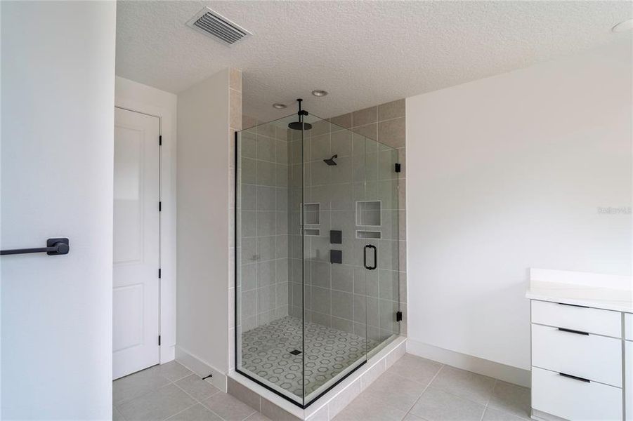 Spacious, unfurnished interior of a new home in , Orlando (Image 11).