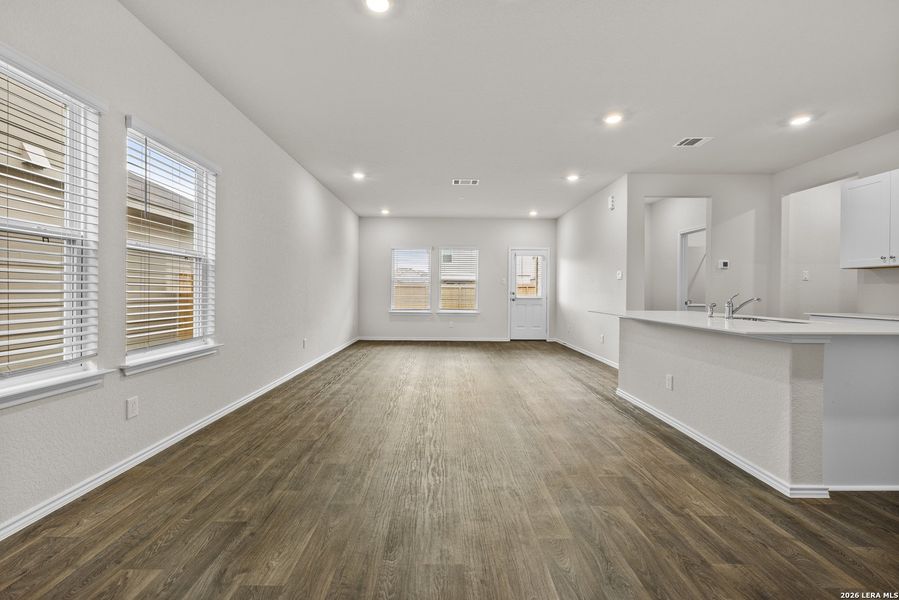 Spacious, unfurnished interior of a new home in Winding Creek, New Braunfels (Image 14).