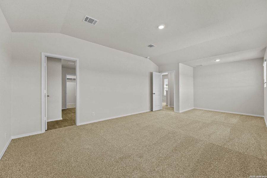 Spacious, unfurnished interior of a new home in Hunters Ranch, San Antonio (Image 22).