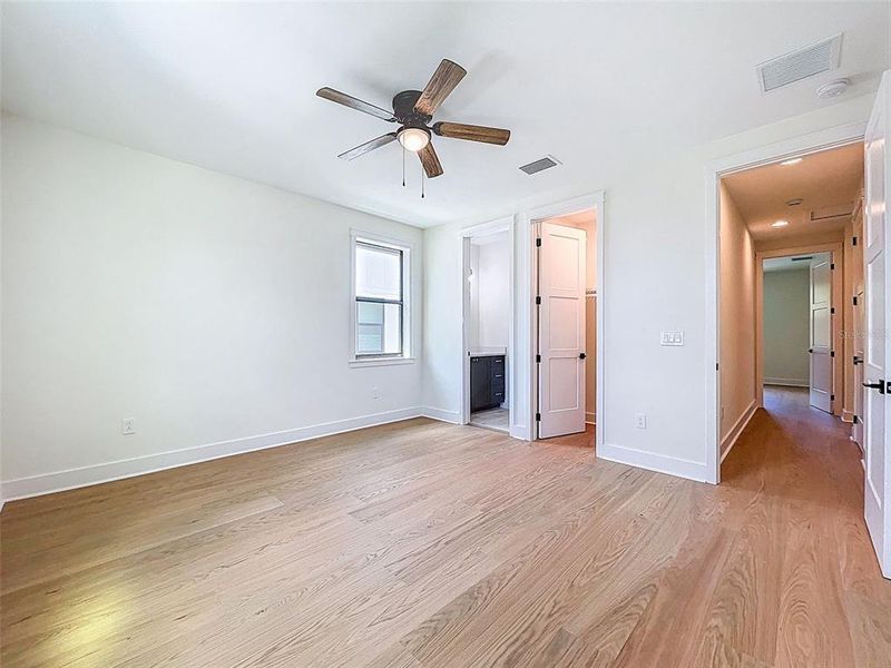 Spacious, unfurnished interior of a new home in , Tampa (Image 80).