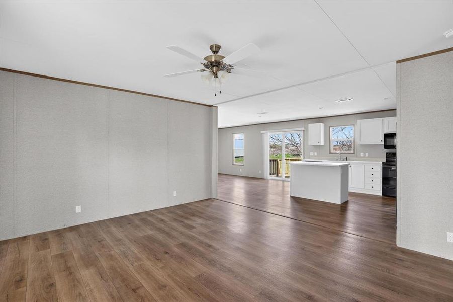 Spacious, unfurnished interior of a new home in , Aurora (Image 22).