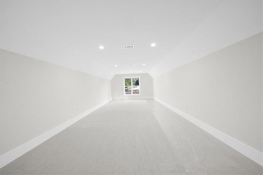 Spacious, unfurnished interior of a new home in , Gainesville (Image 18).