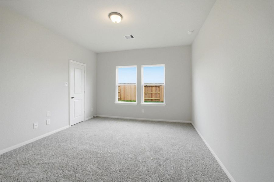 Spacious, unfurnished interior of a new home in Ashland, Texas City (Image 22).