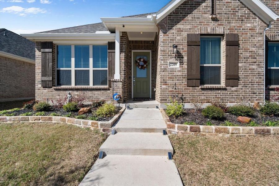 Exterior details and patio area of a home in , Waxahachie (Image 21).