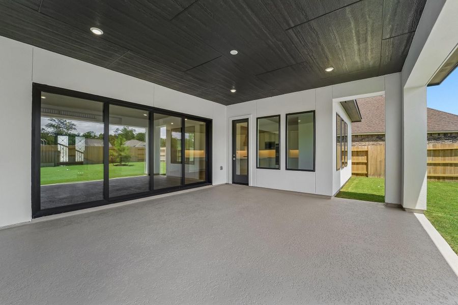 Exterior details and patio area of a home in Evergreen 70', Conroe (Image 3).