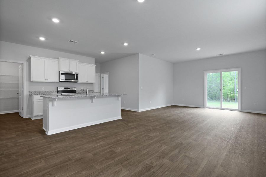 Spacious, unfurnished interior of a new home in Carolina Groves, Moncks Corner (Image 24).