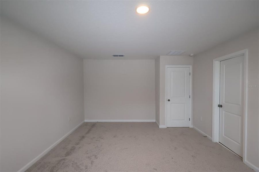 Spacious, unfurnished interior of a new home in Reeves Place, Orlando (Image 20).