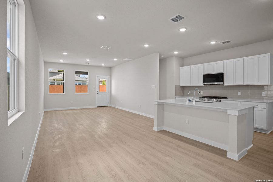 Spacious, unfurnished interior of a new home in Mesa Vista, San Antonio (Image 30).