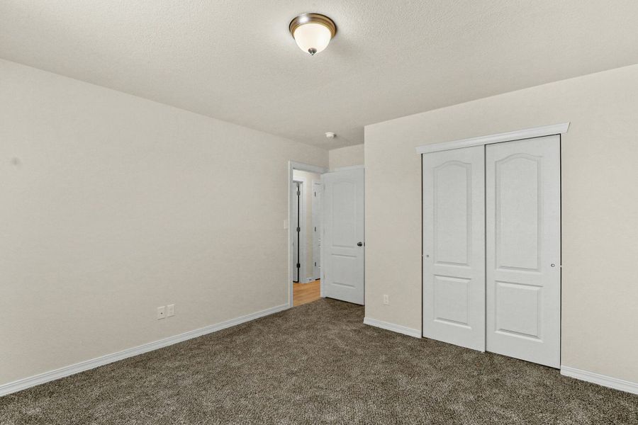 Spacious, unfurnished interior of a new home in Rancho Desierto Bello, El Paso (Image 8).