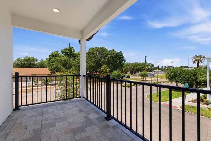Exterior details and patio area of a home in , St. Petersburg (Image 19).