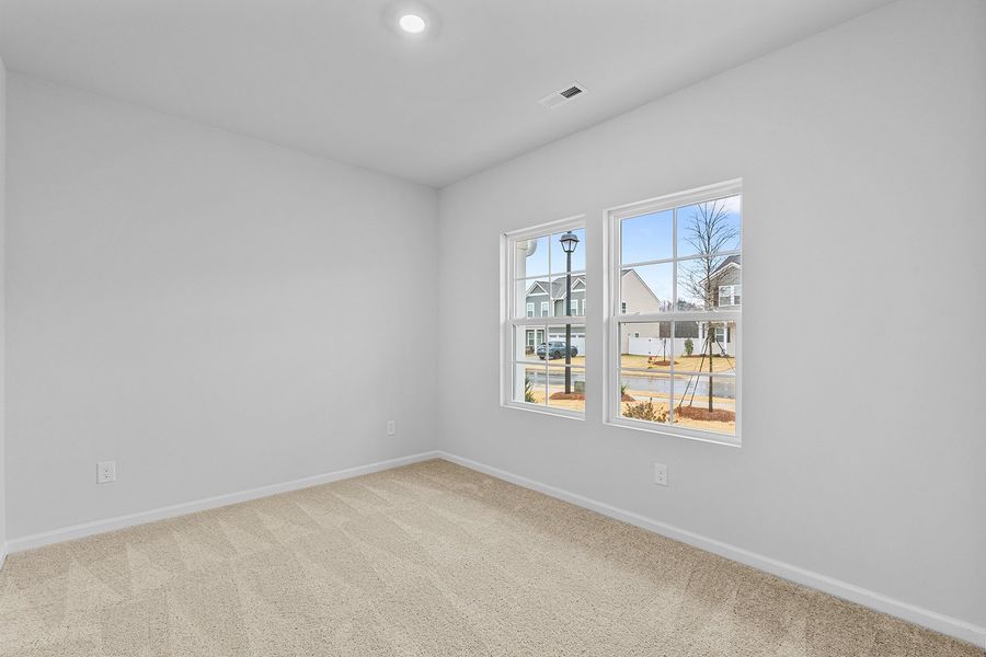 Spacious, unfurnished interior of a new home in Fieldstone, Lexington (Image 26).