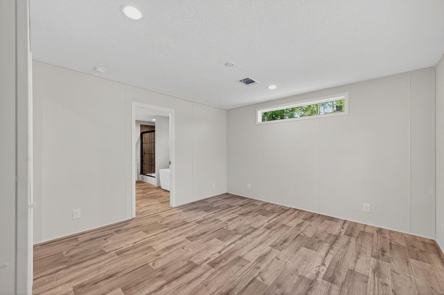 Spacious, unfurnished interior of a new home in , Walterboro (Image 19).