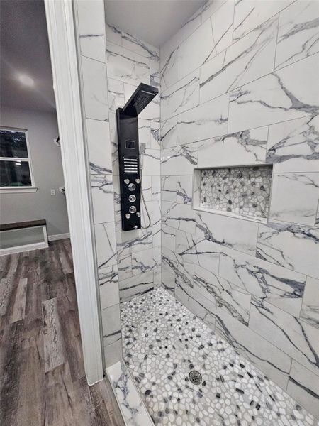 Shower with a high-end panel system, and a built-in niche.