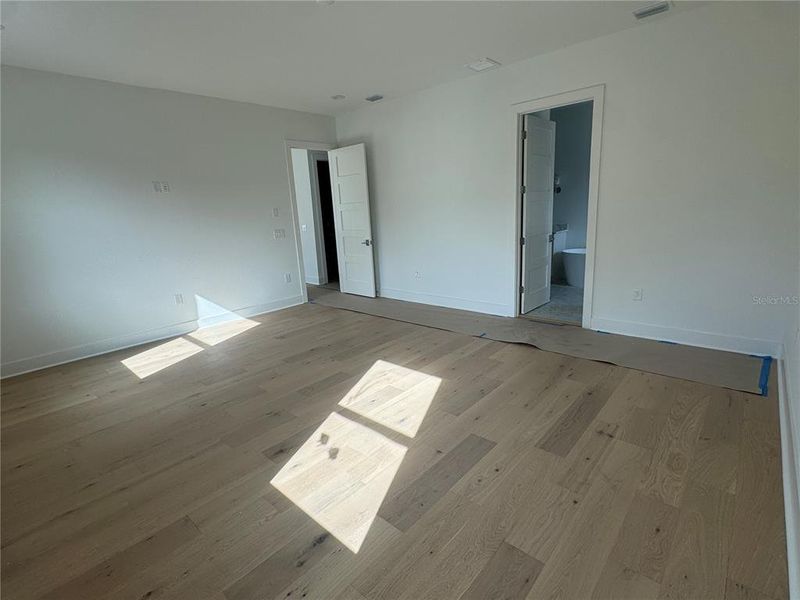 Spacious, unfurnished interior of a new home in , Tampa (Image 8).